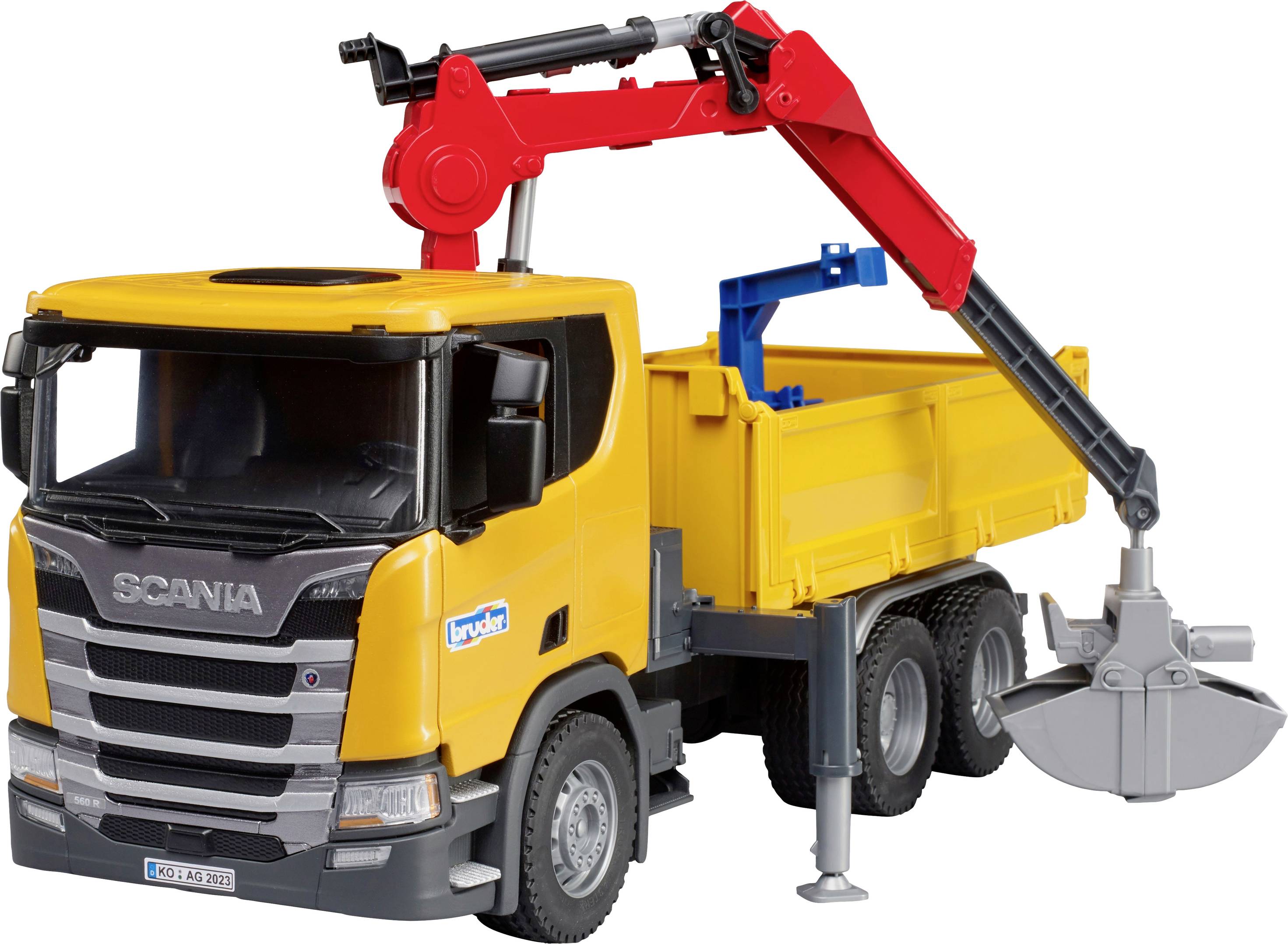 Ein gelber Spielzeug-Lkw mit rotem Kranarm und Schaufel. Der Kran ist auf der Rückseite des Lkws montiert.