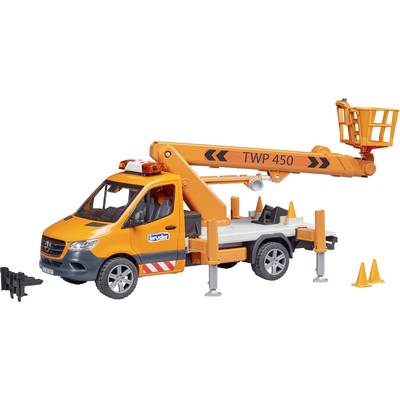 Spielzeug-Lkw mit einem orangenen Kran und der Aufschrift 'TWP 450', umgeben von kleinen Verkehrshütchen und Straßensperren.