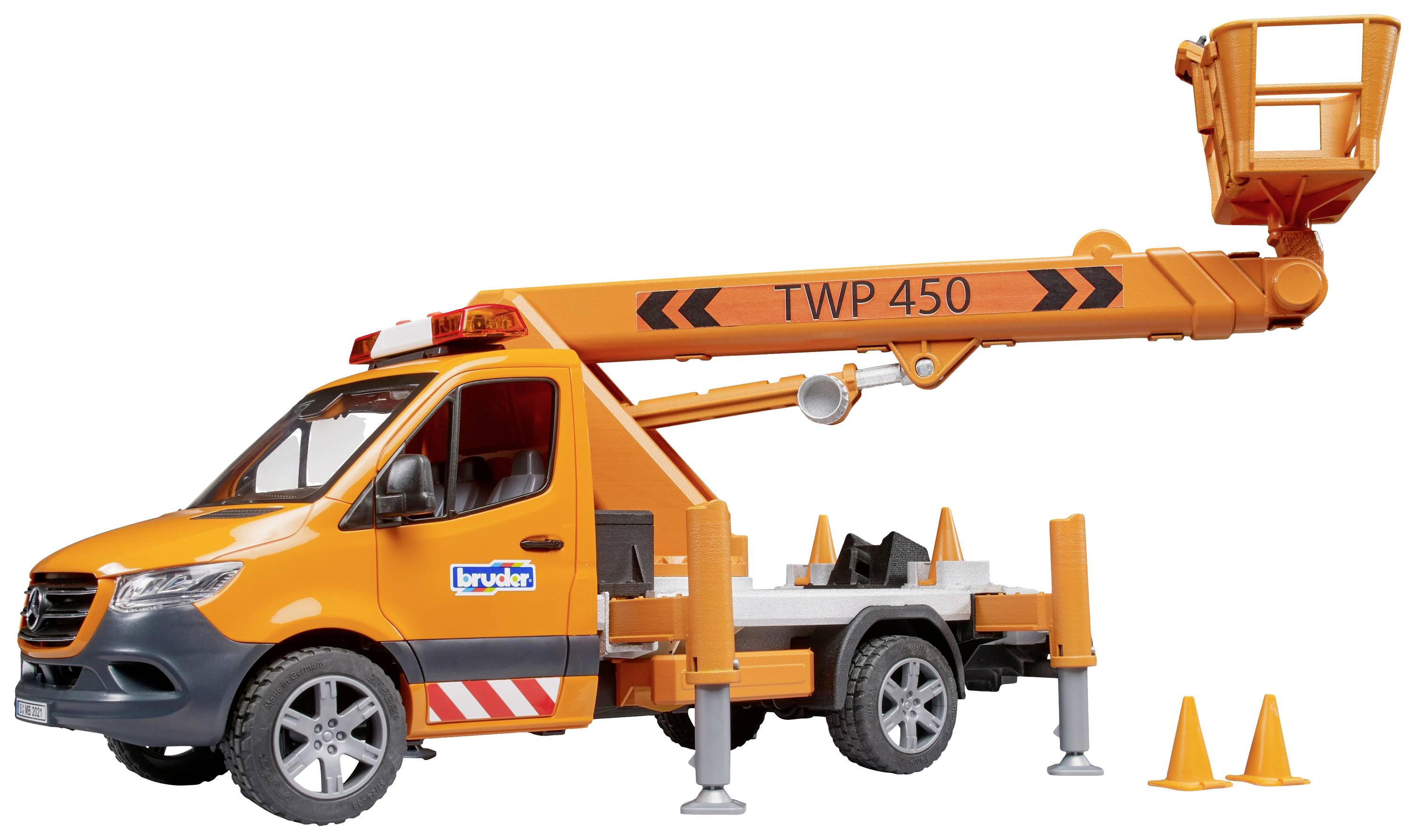 Ein orangefarbenes Modell eines Hubwagens mit der Aufschrift 'TWP 450'. Der Wagen hat einen ausfahrbaren Arm und Kegel daneben.