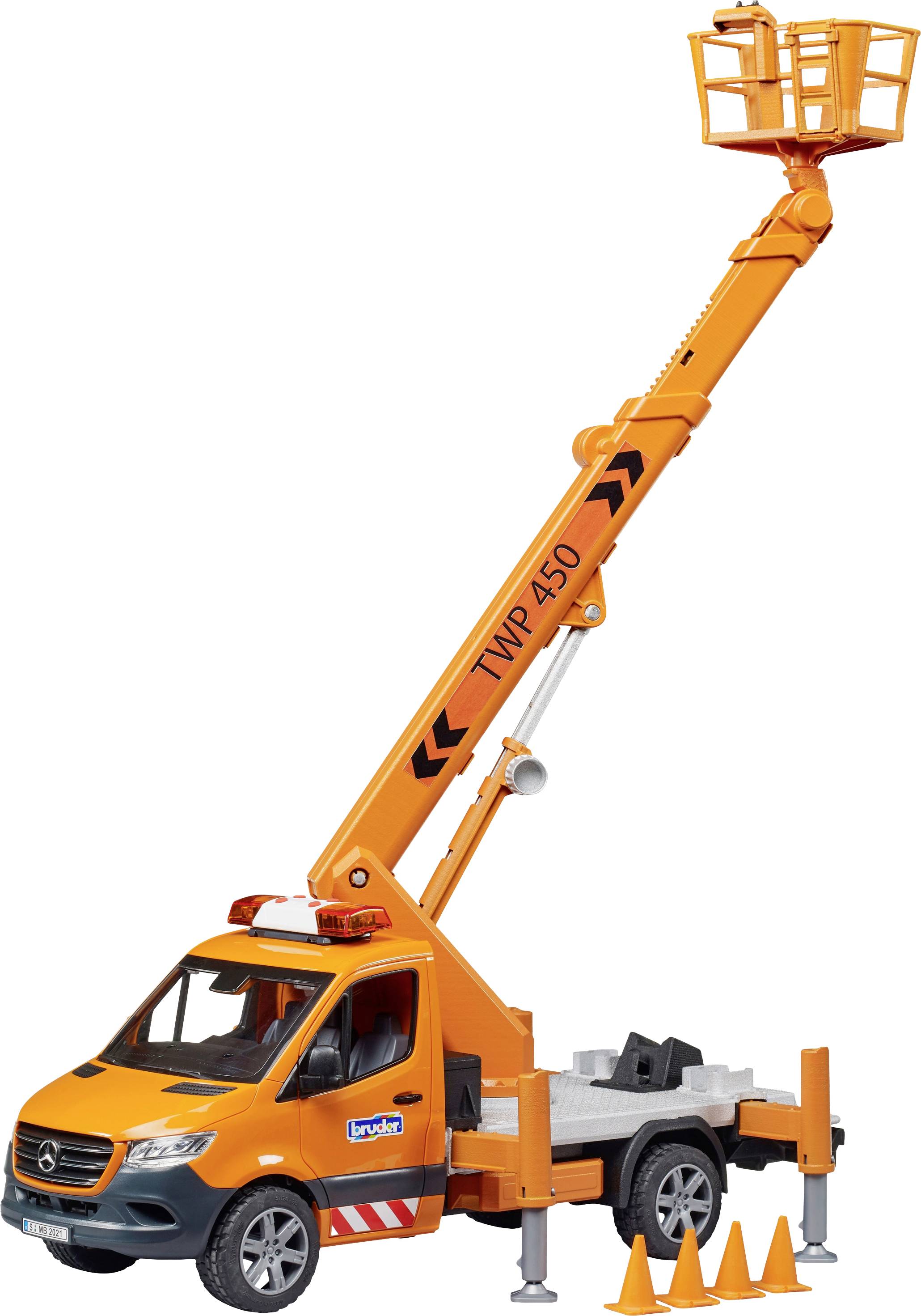 Ein orangefarbener Kranwagen mit ausgefahrenem Hubarm und Arbeitskorb. Neben dem Fahrzeug stehen vier orangefarbene Verkehrshütchen.