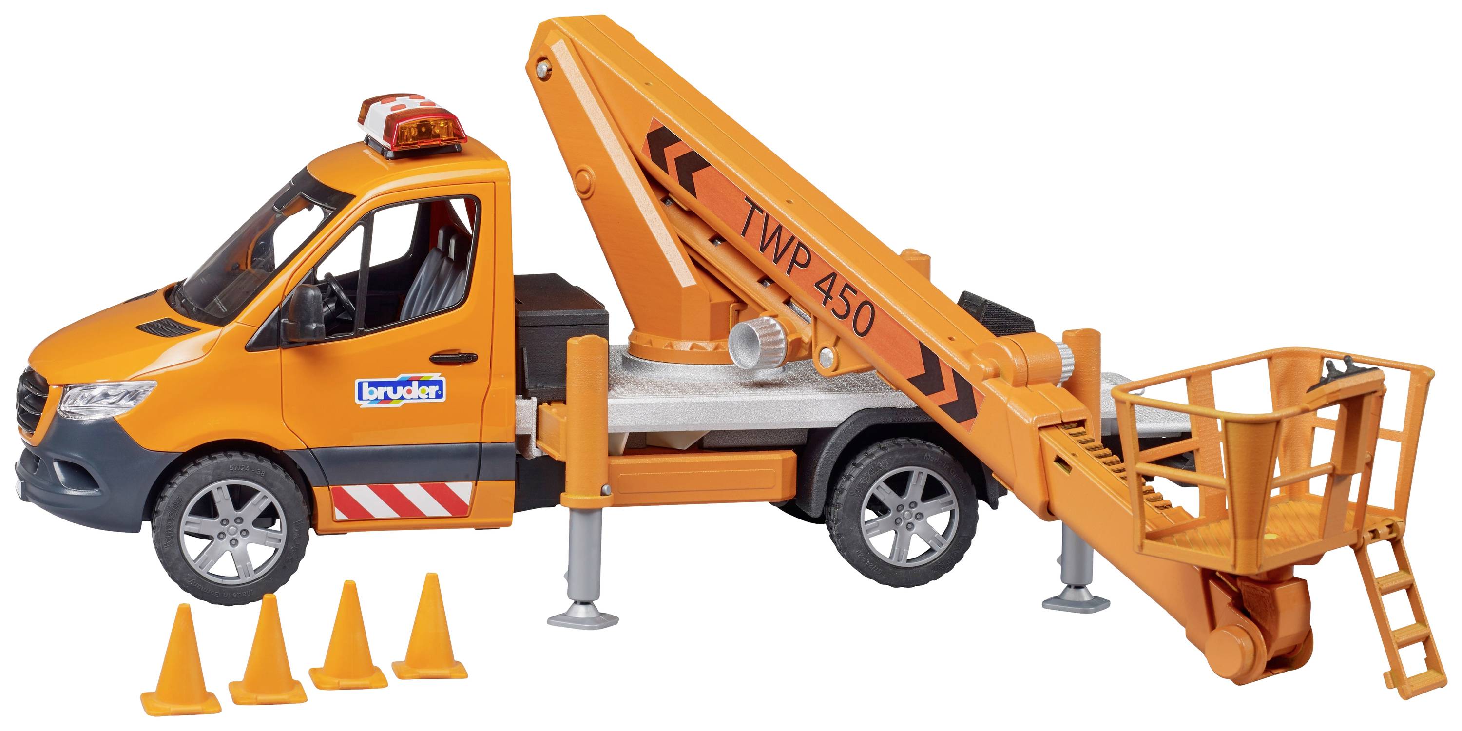 Spielzeug-LKW mit orangefarbenem Hebekran, markiert mit 'TWP 450'. Vier orange Kegel sind vorne platziert.