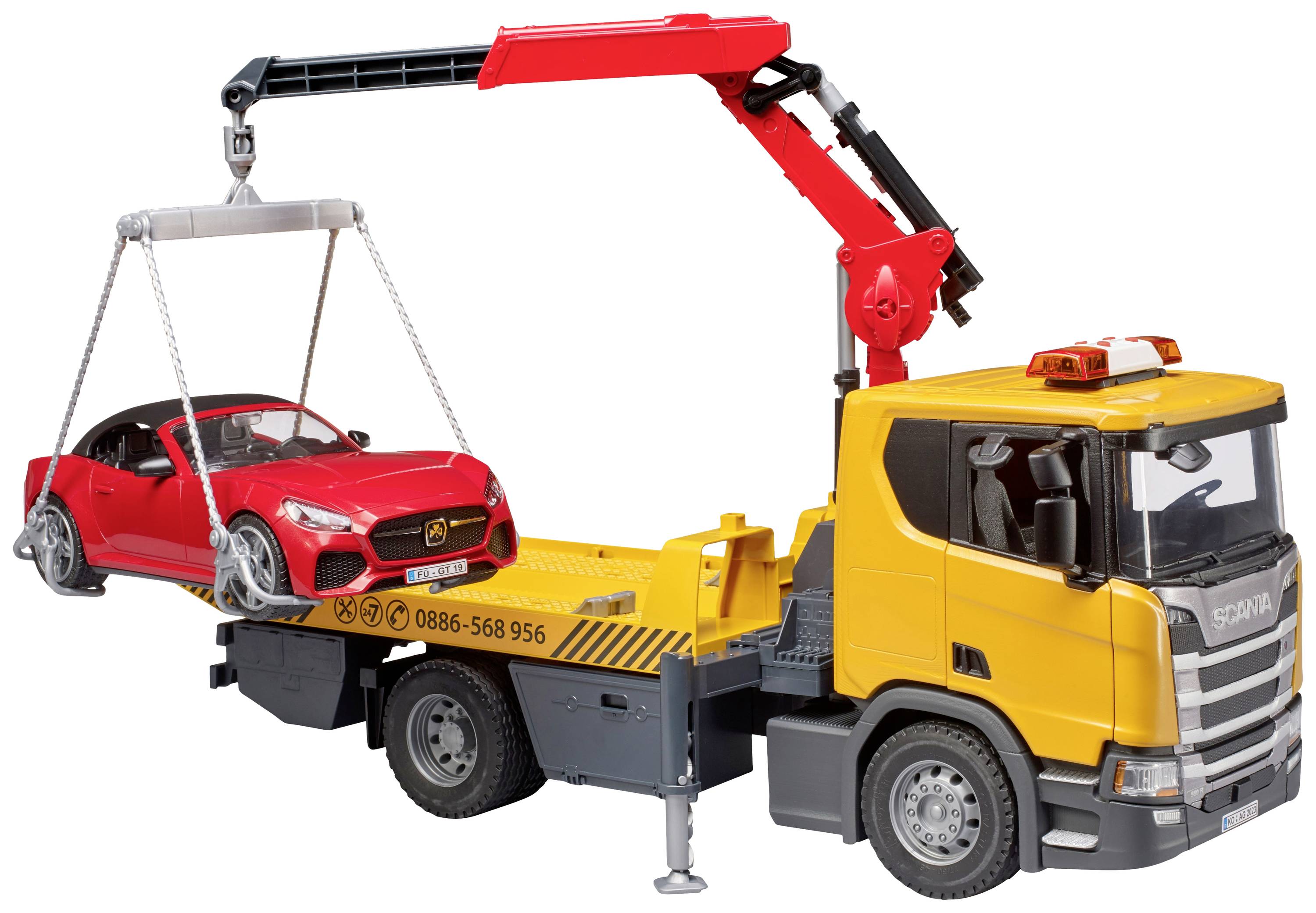 Ein gelber Kran-Lkw hebt ein rotes Sportwagen-Modell mit Ketten an. Der Lkw hat eine auffällige orange Warnleuchte auf dem Dach.