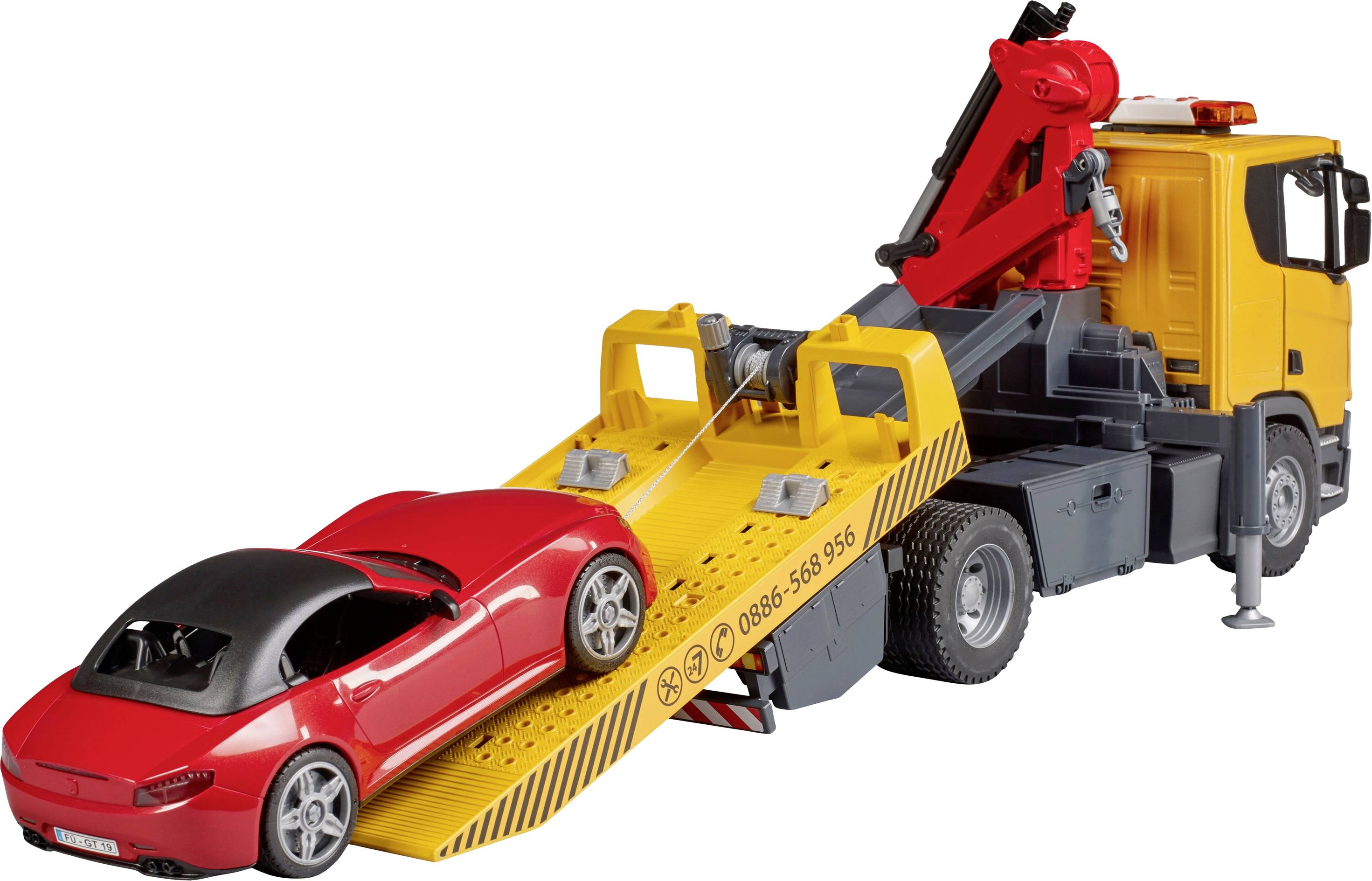 Ein rotes Auto wird auf einen gelben Abschleppwagen geladen. Der Abschleppwagen hat einen Kran und befindet sich auf einer Straße.