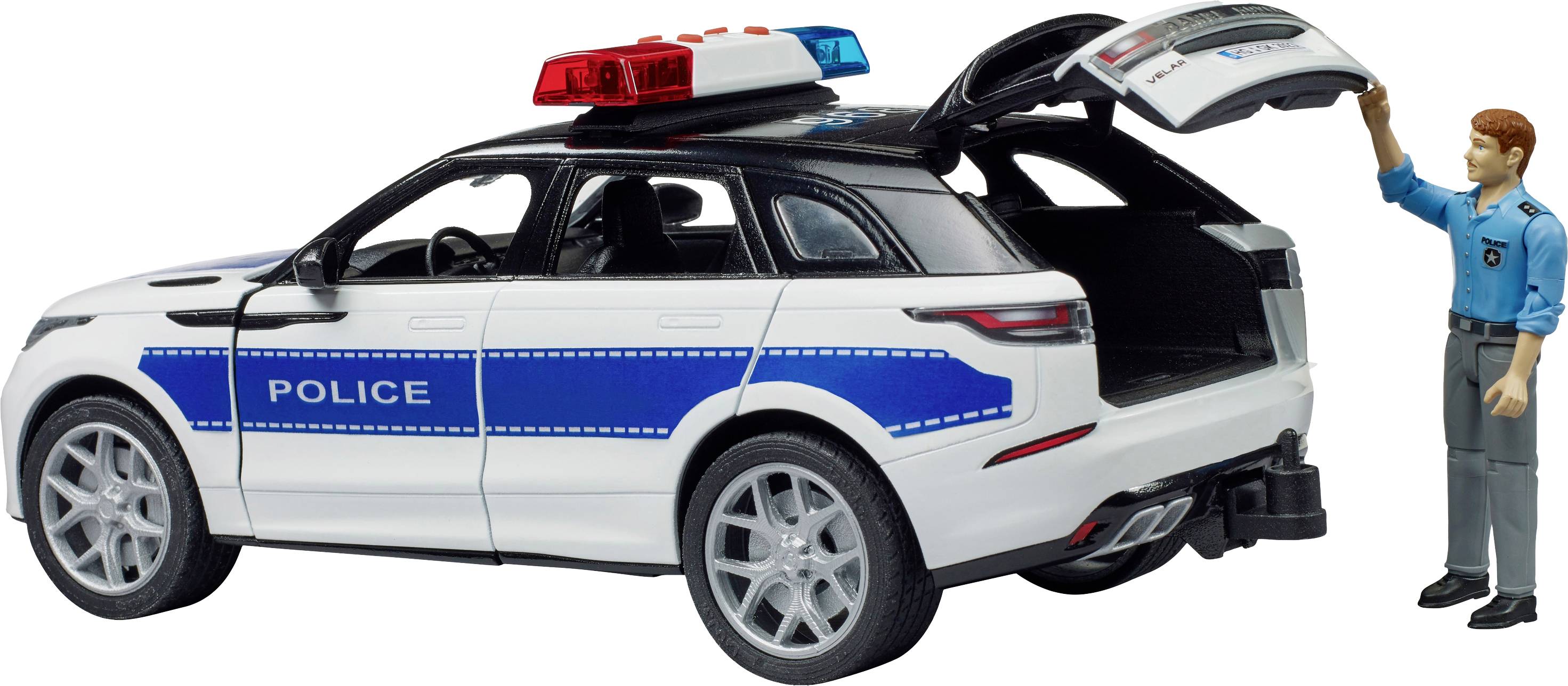Ein weißes Polizei-Spielzeugauto mit blauen Streifen steht rechts geöffnet. Daneben steht eine Figur in Polizeiuniform, die die Heckklappe hält.