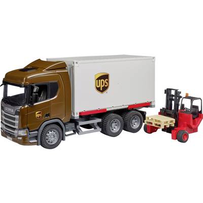 Ein brauner Lkw mit UPS-Logo und ein roter Gabelstapler mit einer Holzpalette. Der Lkw hat einen weißen Containeraufsatz.