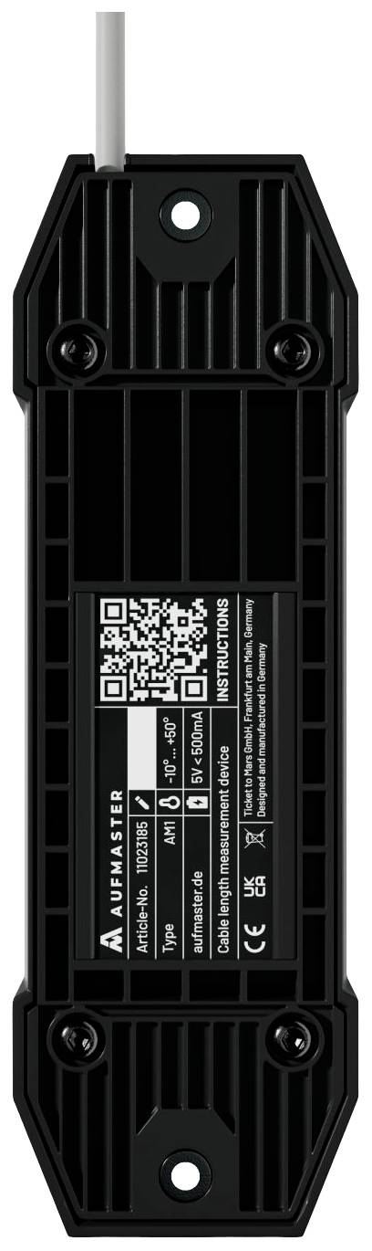 Schwarzes Kunststoffgerät mit Etikett, auf dem ein QR-Code, eine Seriennummer und technische Details zu Spannung und Typ zu sehen sind.