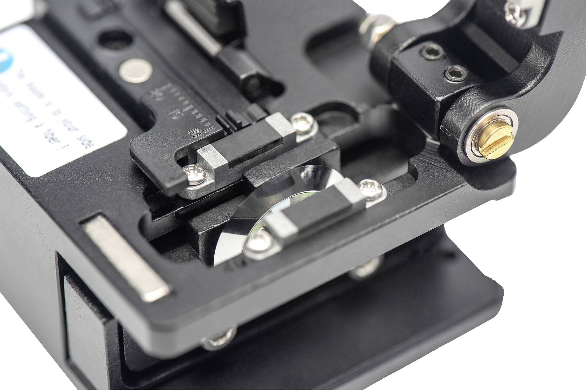 Ein Gerät zur präzisen Faseroptikbearbeitung, zeigt einen nahen Blick auf Halterungen und Klingenmechanismen für den Faserschneidprozess.