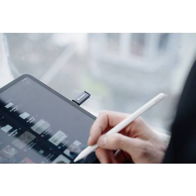 Hand hält einen Stift, der auf einem Tablet-Bildschirm schreibt, das mehrere geöffnete Dateien anzeigt.
