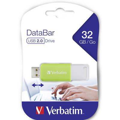 USB-Stick von Verbatim, 32 GB, USB 2.0, in Verpackung. Eine Hand tippt auf einer Laptop-Tastatur im Hintergrund.