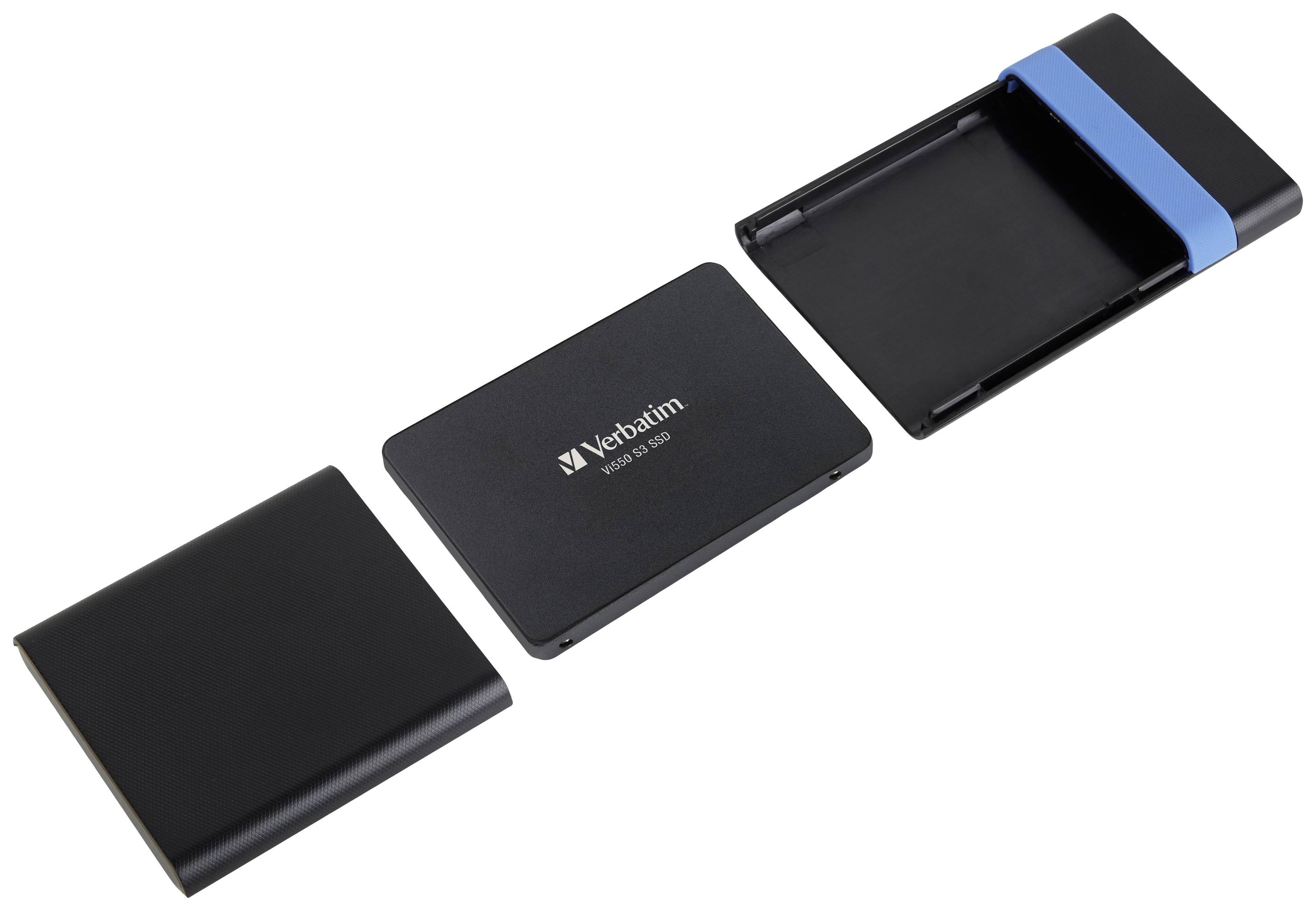 'Verbatim 480GB SSD' und ein geöffnetes schwarzes Gehäuse mit blauer Halterung, vorbereitet zum Einlegen der SSD.