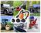 'Ein Mosaik aus Bildern zeigt unterschiedliche Maschinen im Einsatz: ein SUV, ein Rasenmäher, ein Generator, ein Traktor, ein Boot, eine Schneefräse und ein Staubsauger.'
