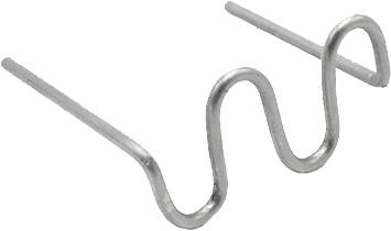 Metallischer Zigzag-Draht vor weißem Hintergrund.