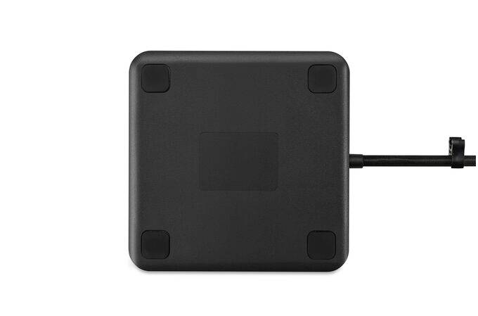 Eine schwarze quadratische Waage mit abgerundeten Ecken und einem angeschlossenen Kabel an der rechten Seite.