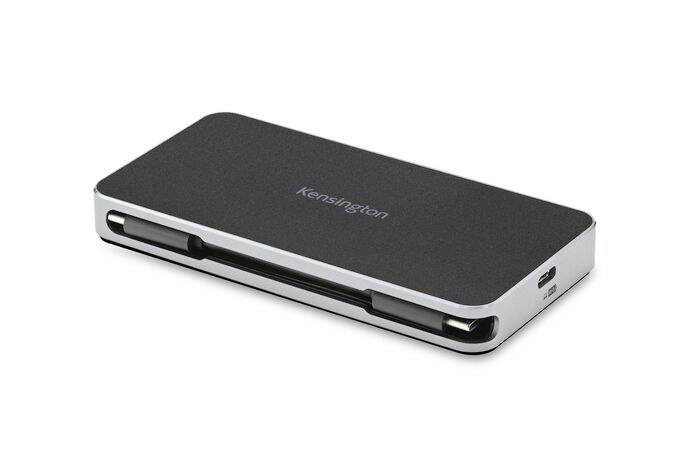 Eine schwarze USB-C-Dockingstation von Kensington, rechteckig mit abgerundeten Ecken, zeigt einen USB-C-Anschluss an der Seite.