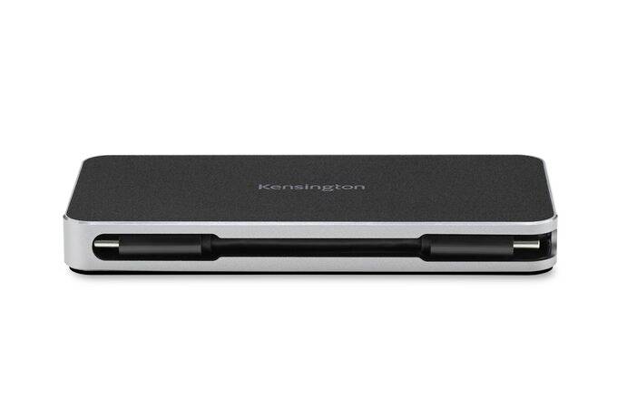 Ein schlanker, rechteckiger USB-C-Hub in Silber und Schwarz von Kensington. Er bietet erweiterte Anschlussmöglichkeiten.