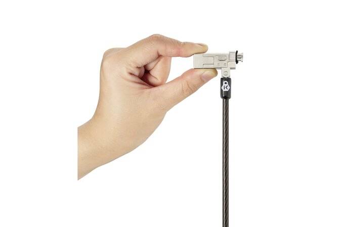 Eine Hand hält ein kleines, rechteckiges Schloss mit einem langen Kabel daran. Das Schloss hat eine glänzende, metallene Oberfläche.