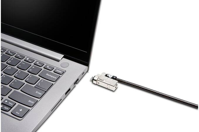 Ein Laptop mit einer Sicherheitsschloss-Verbindung an der Seite, die Diebstahlschutz in Büroumgebungen bietet.