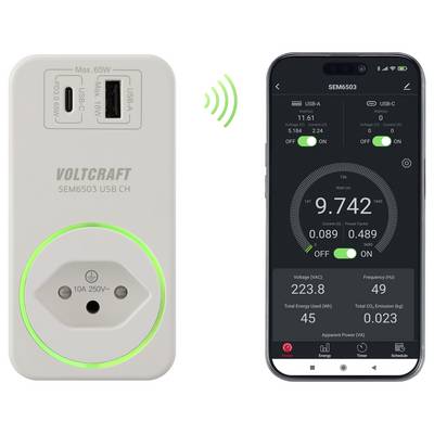Ein intelligenter Stecker zeigt Echtzeitdaten zum Energieverbrauch in einer Smartphone-App an. Der Stecker hat USB-Anschlüsse und eine Steckdose.