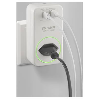 Ein weißes Voltcraft-Strommessgerät, das in eine Steckdose gesteckt ist, zeigt zwei USB-Kabel und ein Stromkabel an, die angeschlossen sind, mit einem leuchtenden grünen Ring.