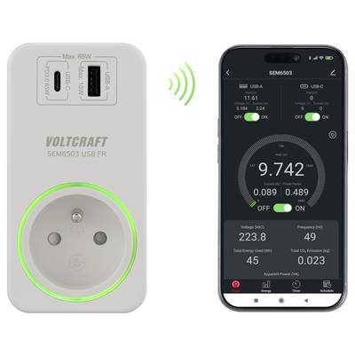 Ein intelligenter Stecker und eine Smartphone-App zeigen Energieverbrauchsdaten an. Der Stecker zeigt eine Verbindung an, während die App Echtzeit-Spannungs- und Leistungsstatistiken anzeigt.