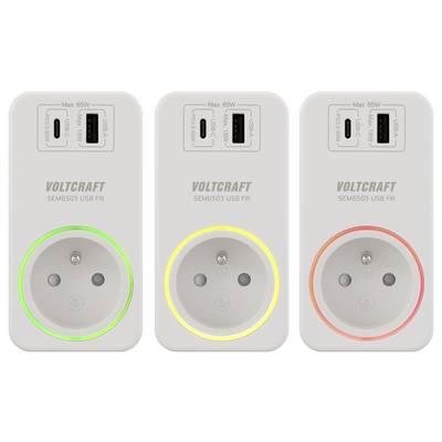 Drei Voltcraft-Leistungsmessgeräte mit USB-Anschlüssen, von denen jedes eine unterschiedlich farbige LED-Anzeige aufweist: grün, gelb und rot.