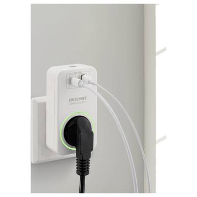 Ein Stromadapter mit digitalem Display ist in eine Wandsteckdose eingesteckt. Er hat zwei angeschlossene USB-Kabel und ein Stromkabel, wobei ein grünes Licht anzeigt, dass er eingeschaltet ist.