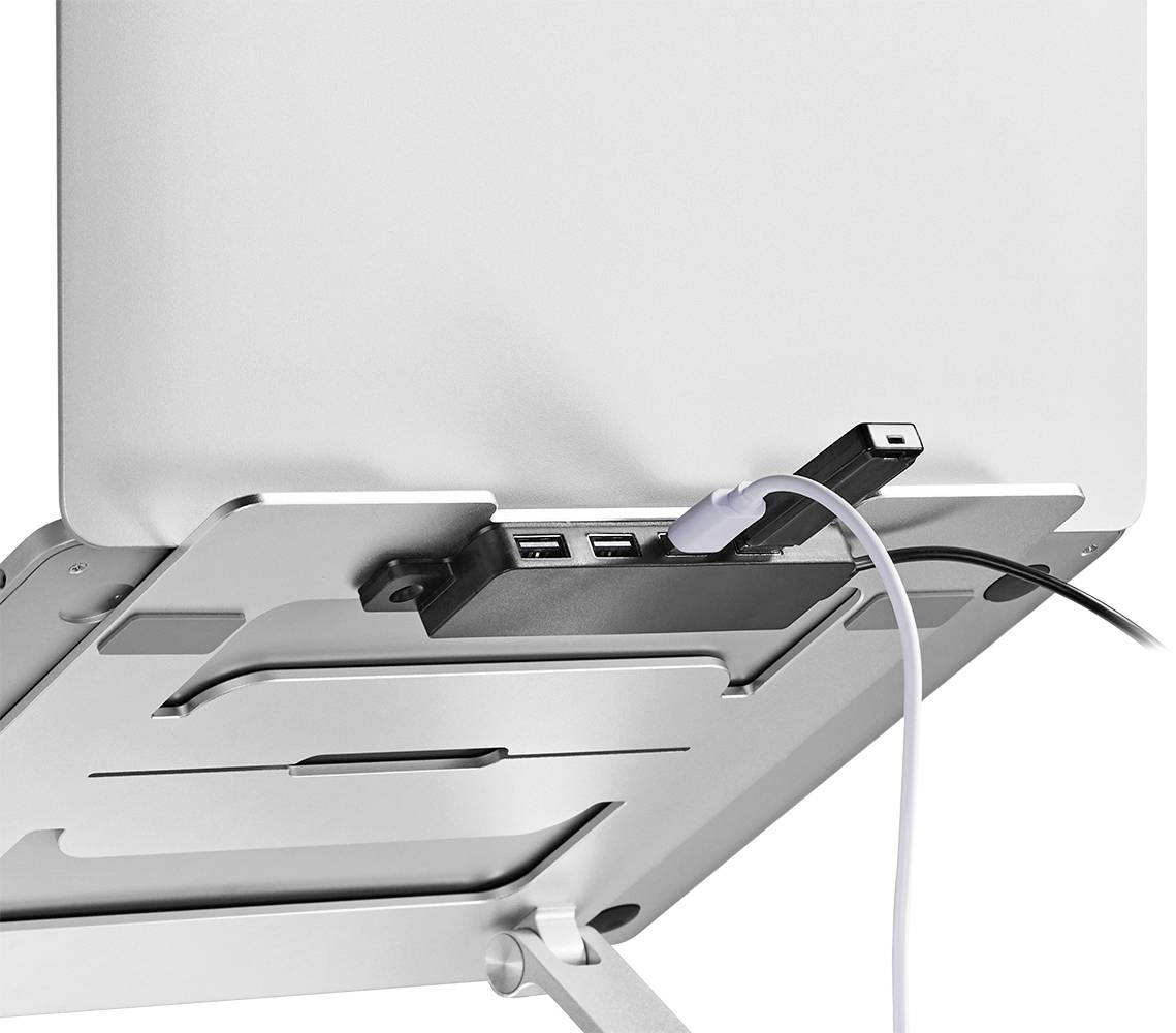 Ein Laptop auf einem Metallständer mit angeschlossenem USB-Hub und mehreren Kabeln, die angeschlossen sind.