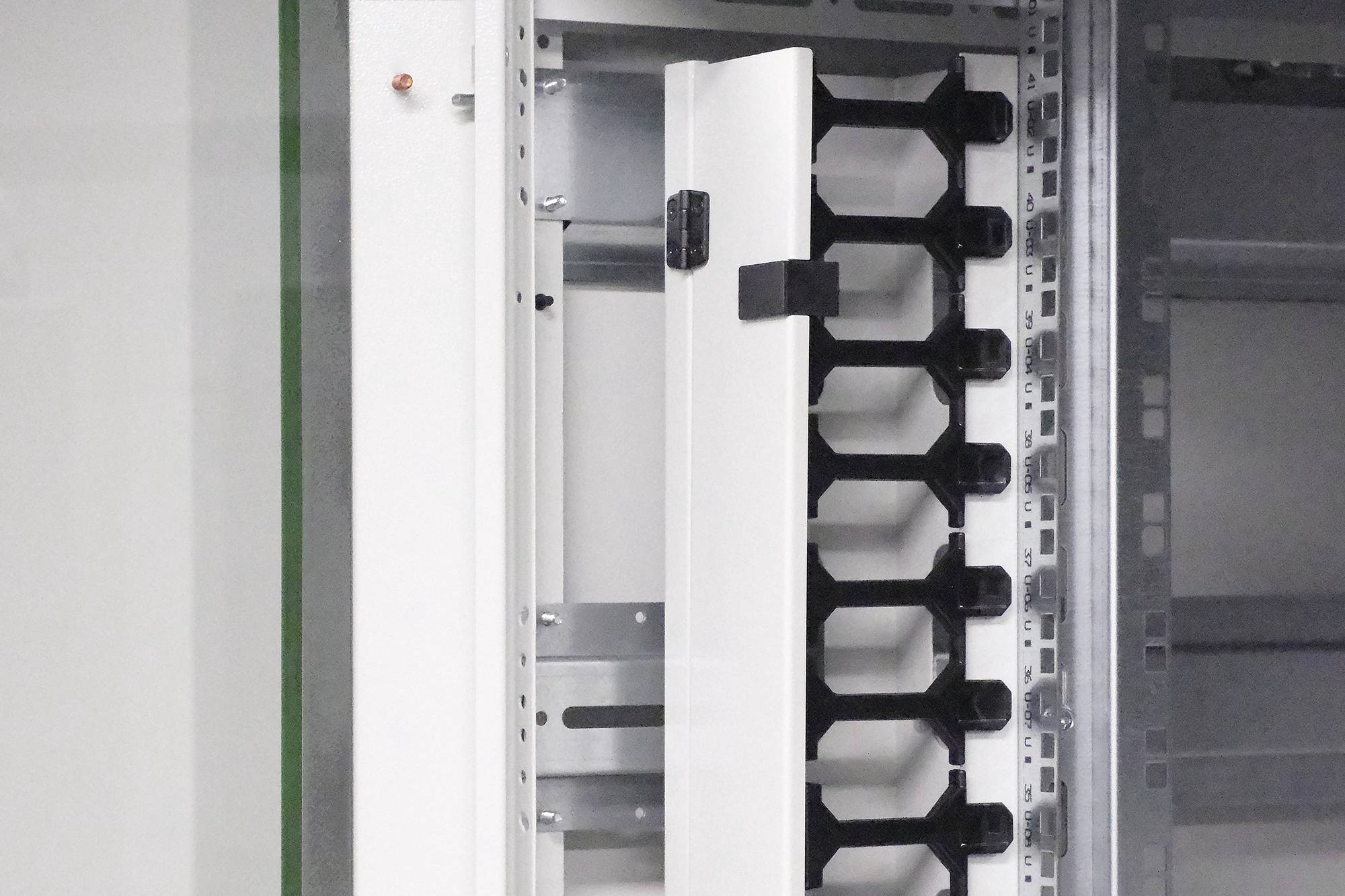 Ein offener Schaltschrank mit sichtbarer Verkabelung und interner Struktur, zeigt die Installationselemente in technischer Umgebung.