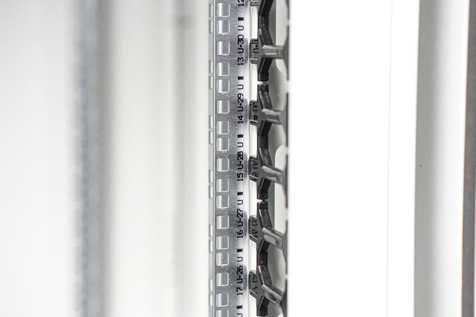 Ein Detail einer silbernen mechanischen Skala oder Anzeige mit vertikalen Zahlen in schwarzer Farbe, die Maßeinheiten darstellt.