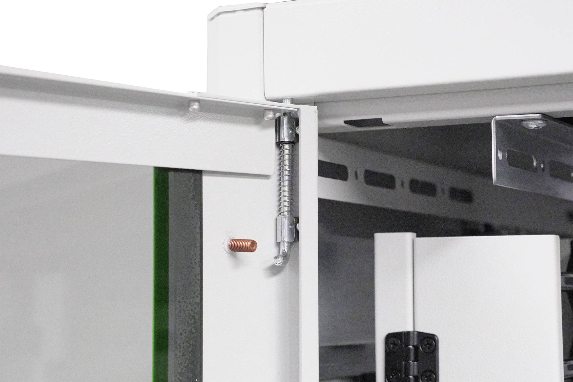 Ein offener Schaltschrank mit Scharnier und Feder, zeigt die interne Struktur eines elektrotechnischen Geräts.