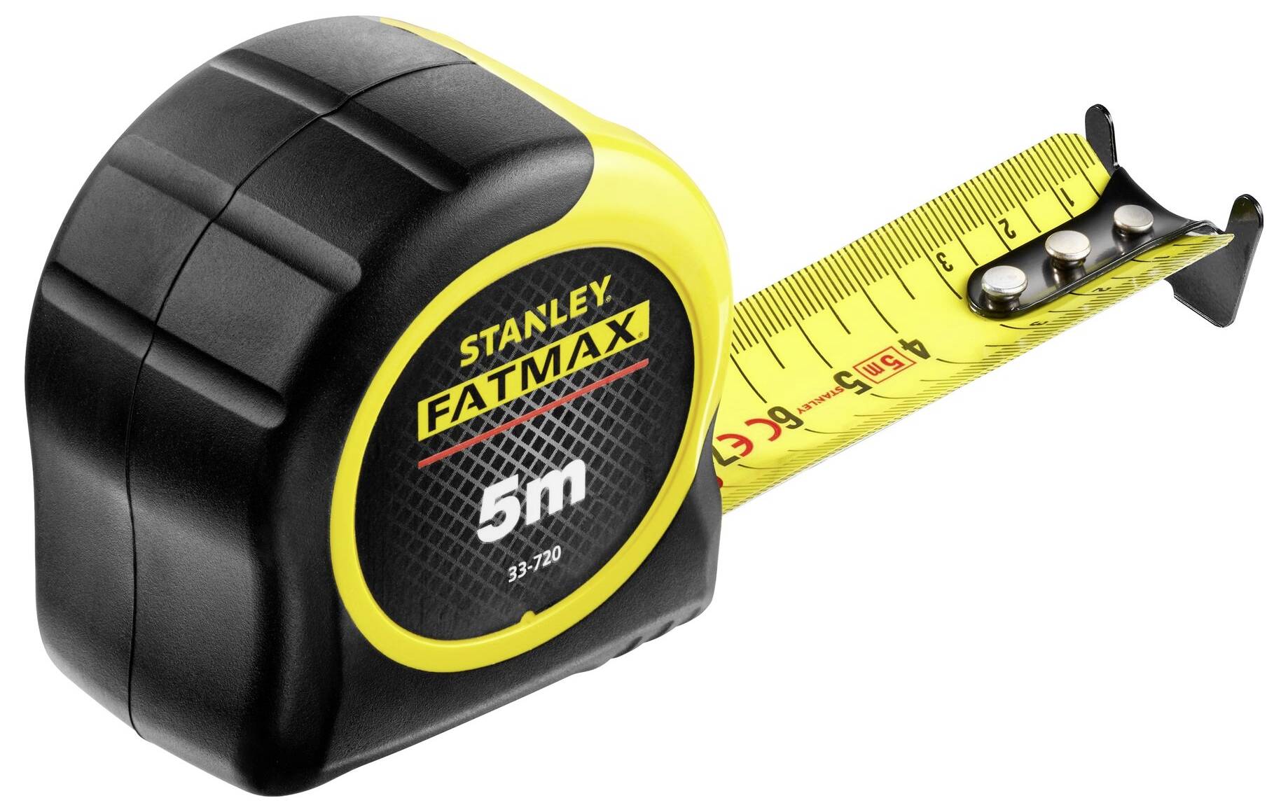 Ein gelbes und schwarzes Maßband, auf dem 'Stanley Fatmax 5m' steht, mit ausgerolltem Band, das in Zentimetern markiert ist.