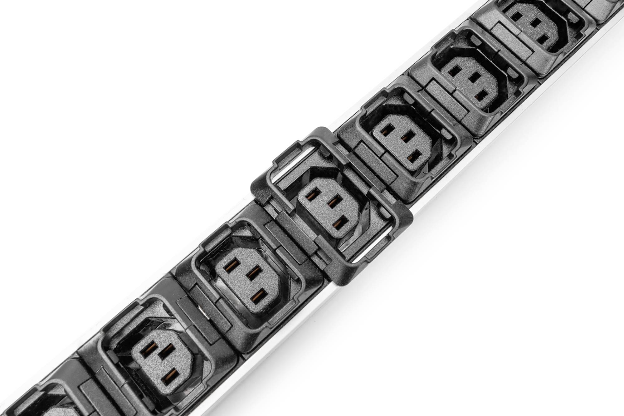 Steckdosenleiste mit mehreren Steckplätzen in einer Reihe, alle unbenutzt.