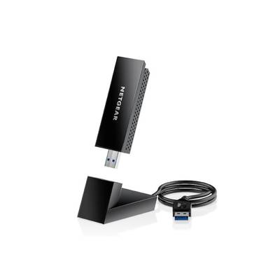 Ein schwarzer Netgear USB-WLAN-Adapter mit Standfuß und USB-Kabel. Der Adapter zeigt das Netgear-Logo und ist leicht angewinkelt.