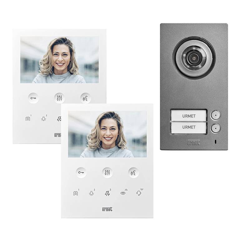 Ein Intercom-System mit zwei weißen Bildschirmen, die eine Frau zeigen, und einer schwarzen Außensprechanlage mit Kamera und zwei Klingeltasten.