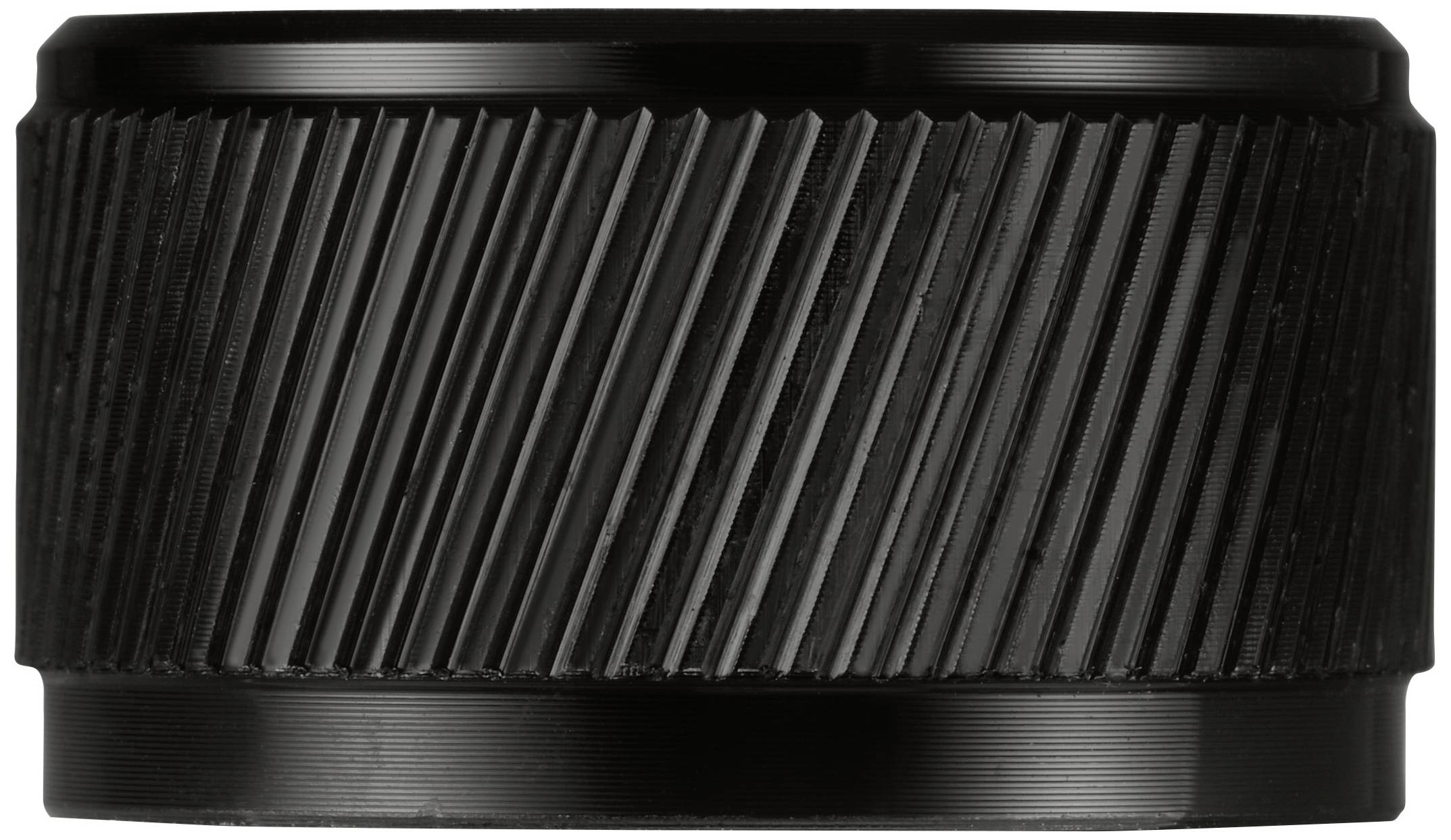 Ein schwarzes, zylindrisches Objekt mit diagonalen Rillen auf der Oberfläche; möglicherweise ein Kamerazubehörteil oder Objektivdeckel.