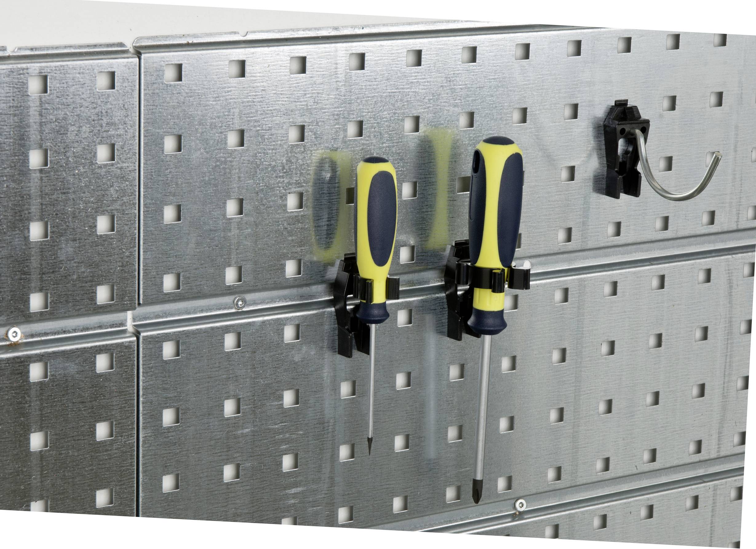 Metallwerkzeugwand mit zwei gelben Schraubendrehern in Halterungen und einem Haken auf der rechten Seite.