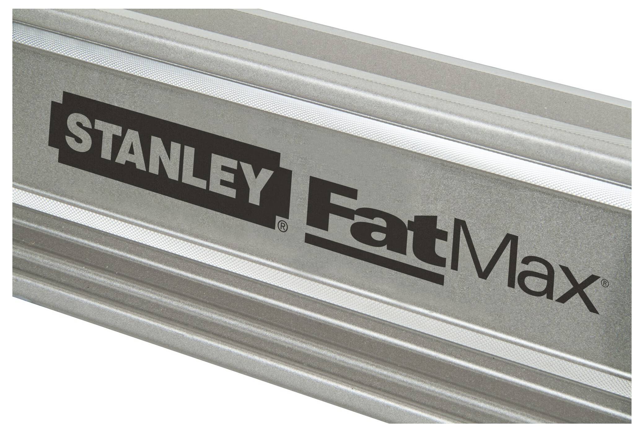 Graue Metallfläche mit schwarzem und weißem 'Stanley FatMax'-Logo, Teil eines Werkzeugs oder einer Ausrüstung.