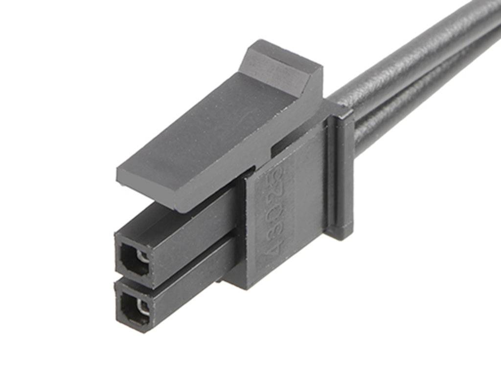 'Ein schwarzer Stromstecker mit zwei Pins und einer Verriegelungsklammer, zur Stromversorgung von elektronischen Geräten.'