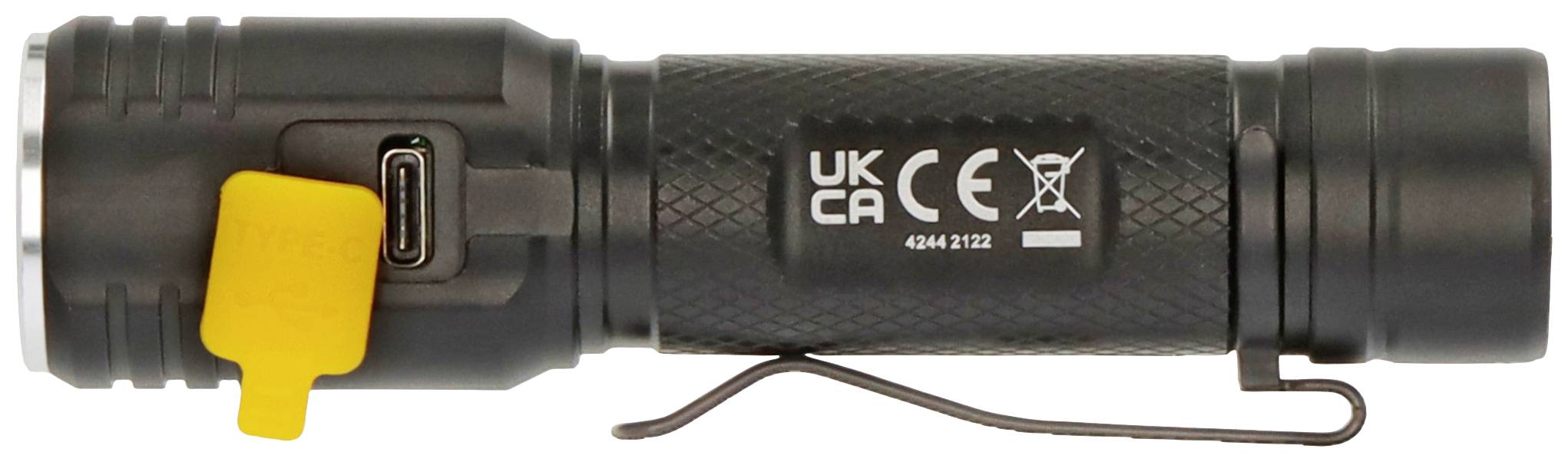 Schwarze Taschenlampe mit gelber Schutzkappe über USB-Anschluss, Clip an der Seite, UKCA- und CE-Zeichen zeigen Zertifizierung.