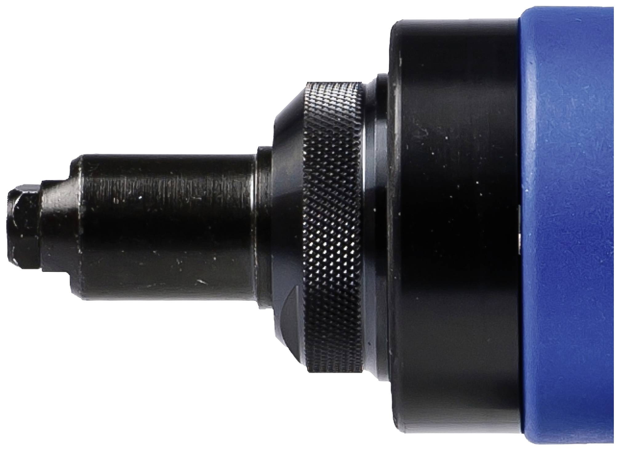 Ein metallisches Werkzeugteil mit blauem Gehäuse, seitlich betrachtet. Verwendet zur Befestigung oder Montage in einem mechanischen Prozess.