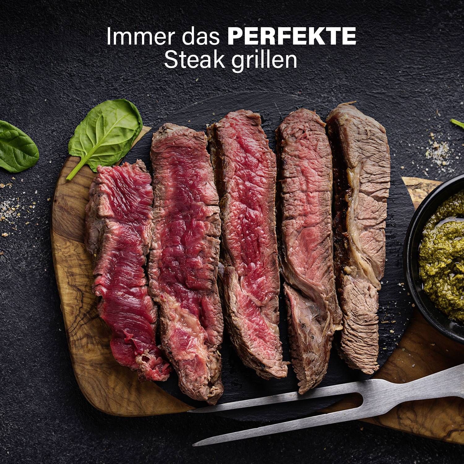 Perfekt gegrillte Steaks auf einem Holzbrett, daneben eine grüne Sauce und Besteck. Text: 'Immer das PERFEKTE Steak grillen'.