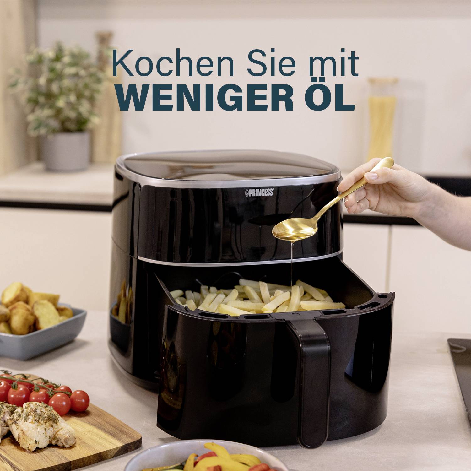 Person bedient Fritteuse mit Pommes in moderner Küche. Text 'Kochen Sie mit weniger Öl' betont gesundes Kochen.