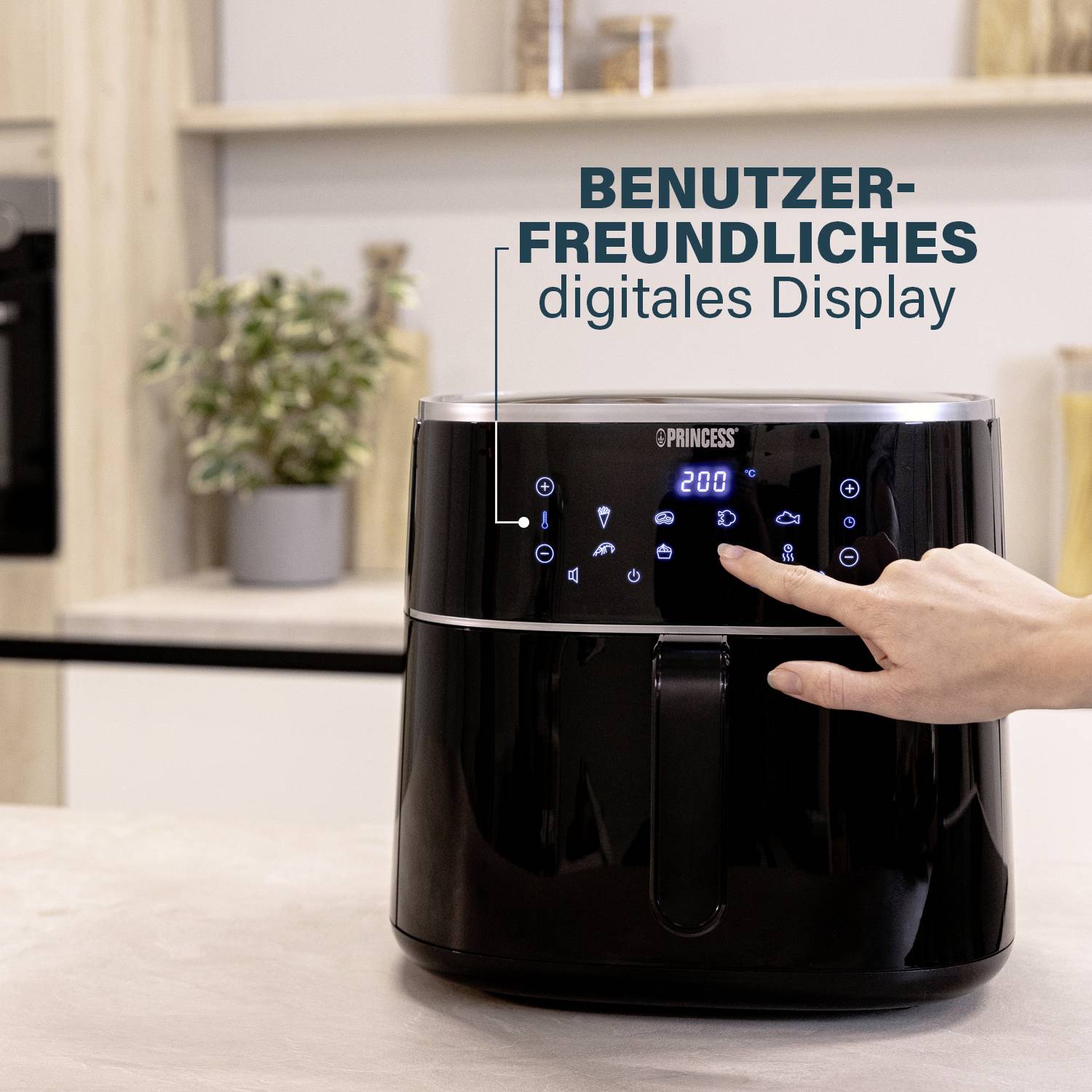 'Benutzerfreundliches digitales Display' steht über einem modernen schwarzen Küchengerät, das von einer Hand bedient wird.