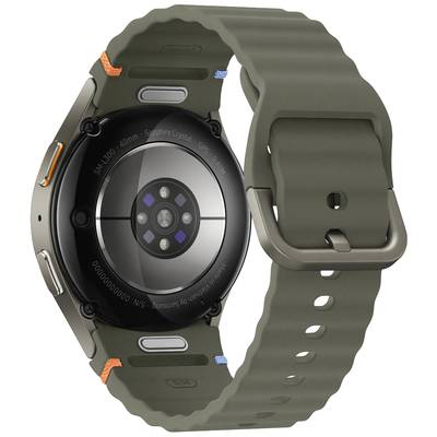Eine Smartwatch von hinten mit olivgrünem Armband und Edelstahlgehäuse. Die Rückseite zeigt Sensoren zur Gesundheitsüberwachung.