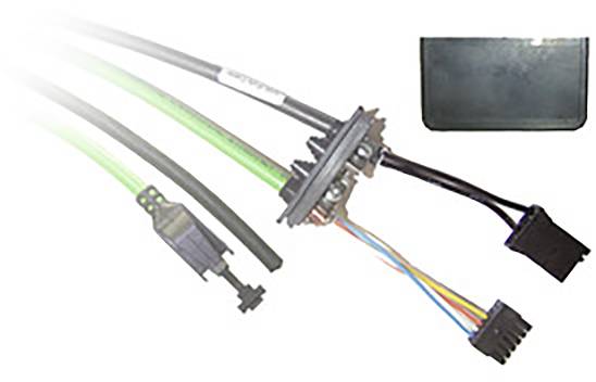 Mehrere Kabel mit Steckverbindungen führen zu einer rechteckigen schwarzen Box. Sie scheinen für technische Anwendungen gedacht zu sein.