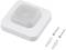 Ein quadratischer Bewegungsmelder mit weißem Gehäuse und Wabenoberfläche, neben zwei Schrauben und Dübeln zur Montage.