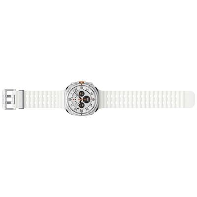 Weiße Armbanduhr mit rundem Zifferblatt, orangefarbenen Details und schwarzen Chronographenzifferblättern.