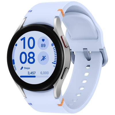 Smartwatch mit rundem Zifferblatt und hellblauem Armband zeigt Schritte, Herzfrequenz und Uhrzeit an.