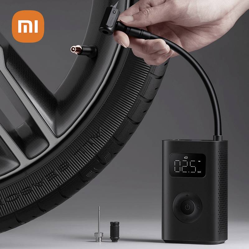 Ein tragbarer elektrischer Reifenfüller pumpt Luft in einen Autoreifen. Oben links das Logo eines Technologielabels.