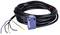 Ein langes schwarzes Kabel mit mehreren farbigen Drähten am Ende und einem blauen rechteckigen Sensor in der Mitte.